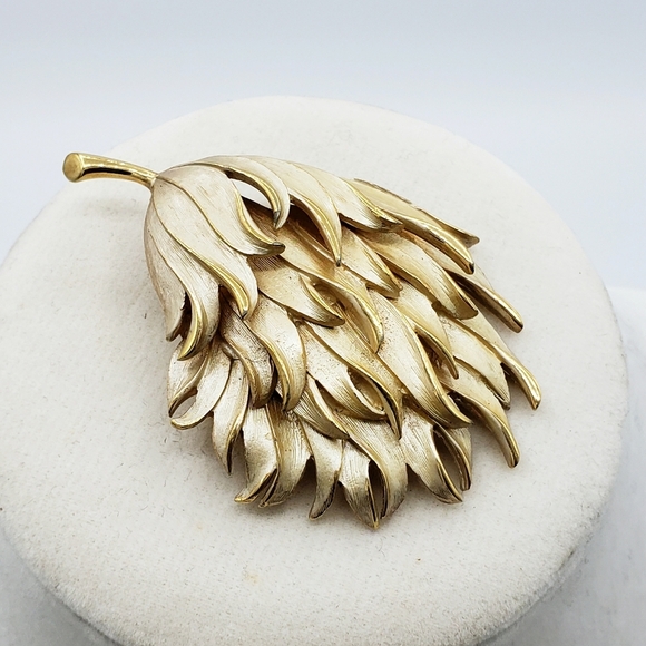 Vintage Goldtone Brooch / 70s / Leaf Pin - Picture 2 of 4